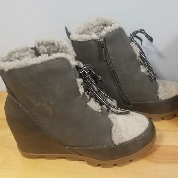 Winter boots Sz.7.5 - Picture 2 of 5